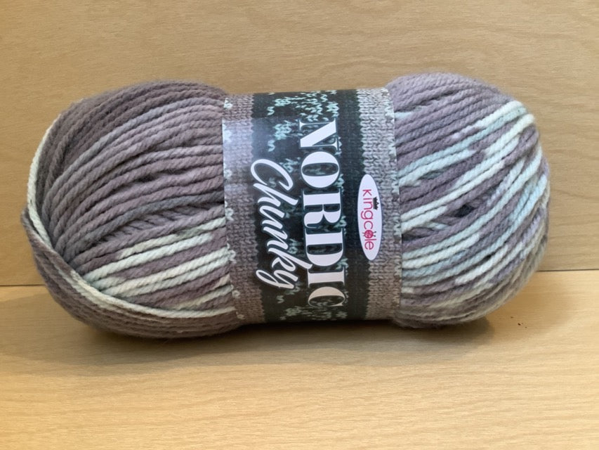 Color 4802 Arne. Grey, purple grey and off white variegated yarn